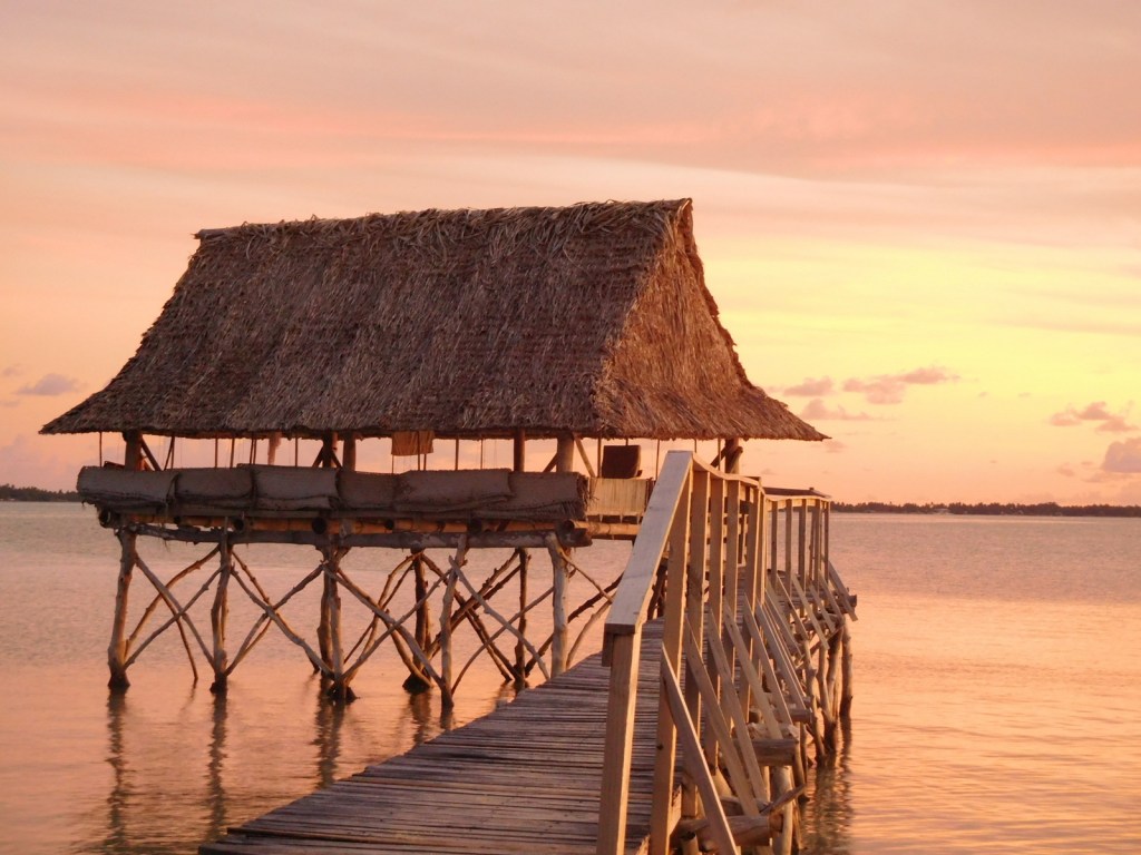 Miellyttävä majoituspaikka Pohjois-Tarawalla Kiribatissa. Tämän löytämisessä mormonit auttoivat.