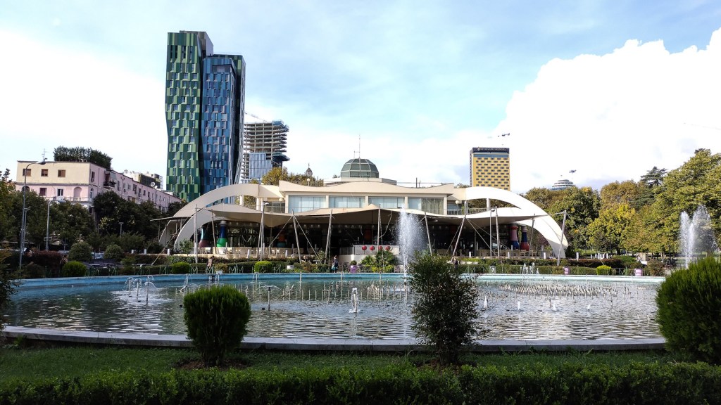 Tiranan nykyarkkitehtuuria